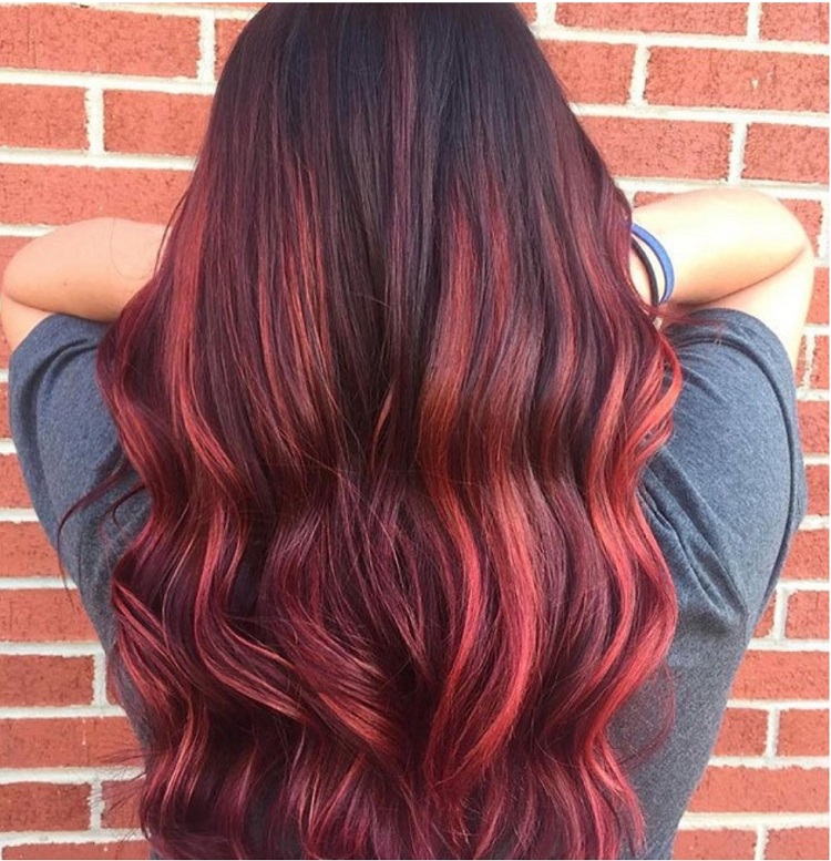 balayage ombré hair en couleur rouge sur cheveux longs