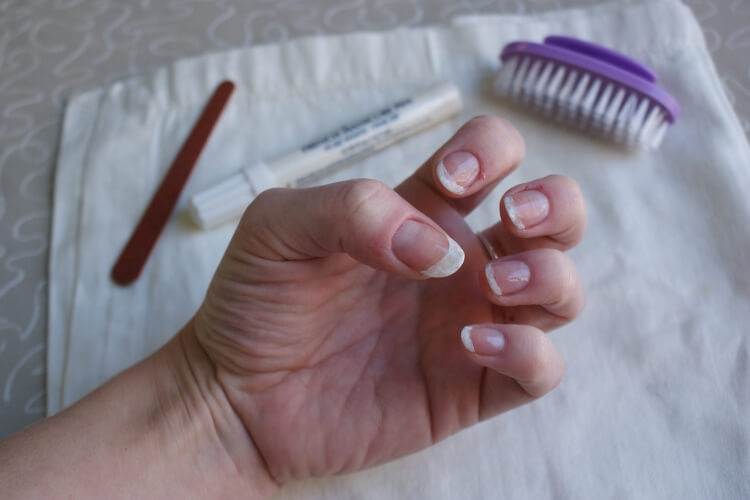 blanchir les ongles gommage avec brosse