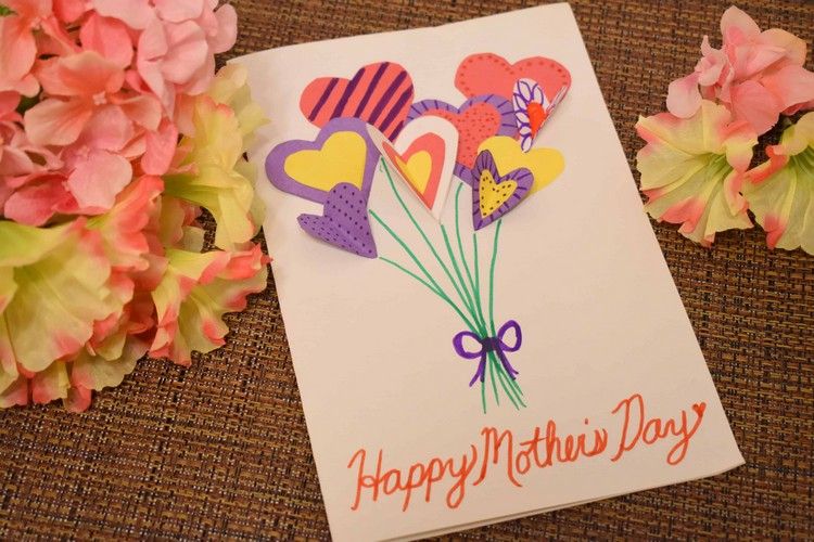 carte pour la fête des mères bricoler enfants bouquet cœurs