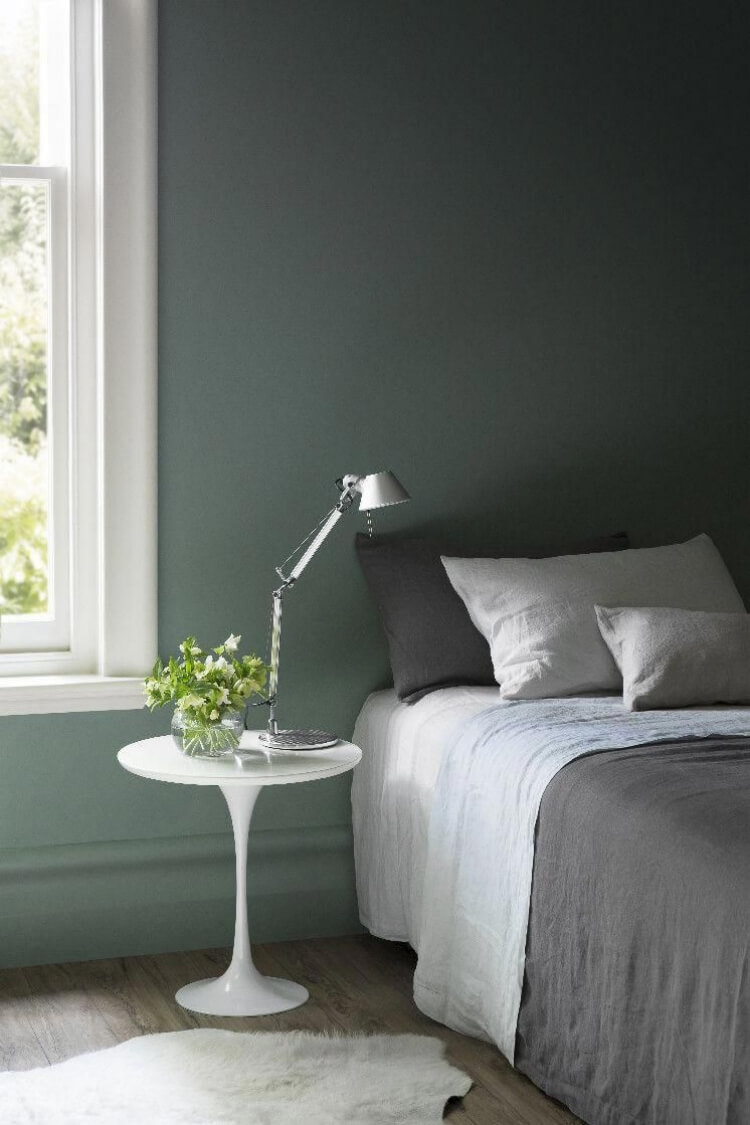 chambre peinture vert de gris table de chevet blanche