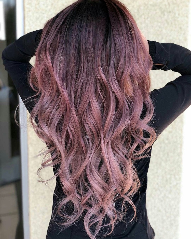 cheveux avec un balayage ombré hair rose