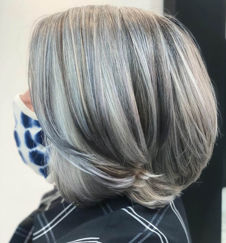 cheveux gris avec mèches polaires lowlights gris brun cendré coupe carré femme 50 ans