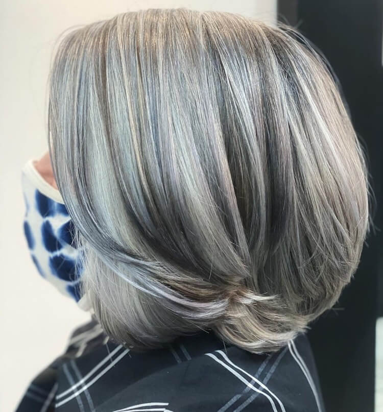 Balayage inversé sur cheveux blancs et gris : nos idées canon