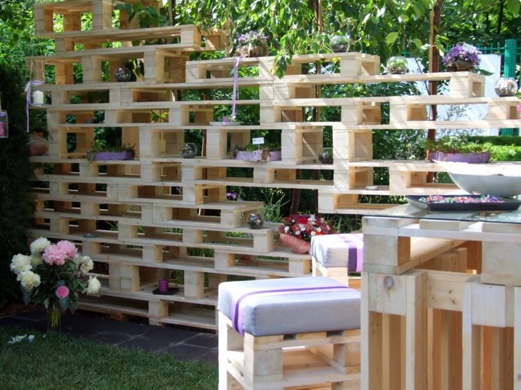 Brise-vue en palette de bois : profitez de votre jardin en privé