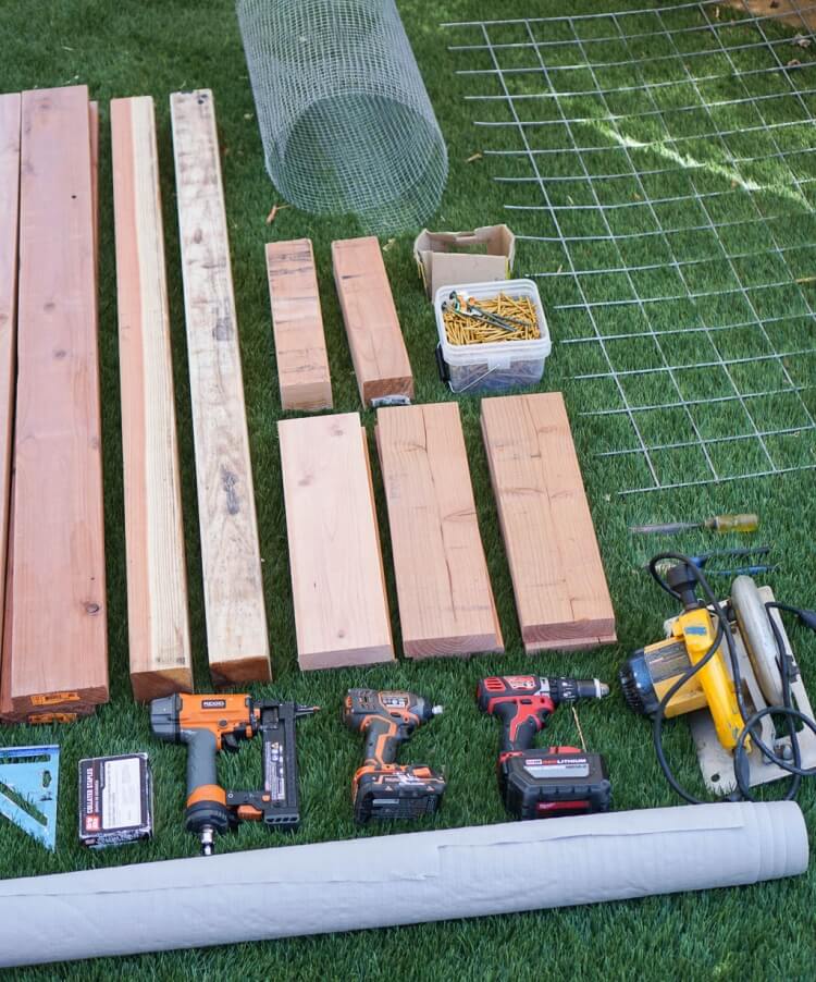 couper planches bois fabrications jardinière avec treillis