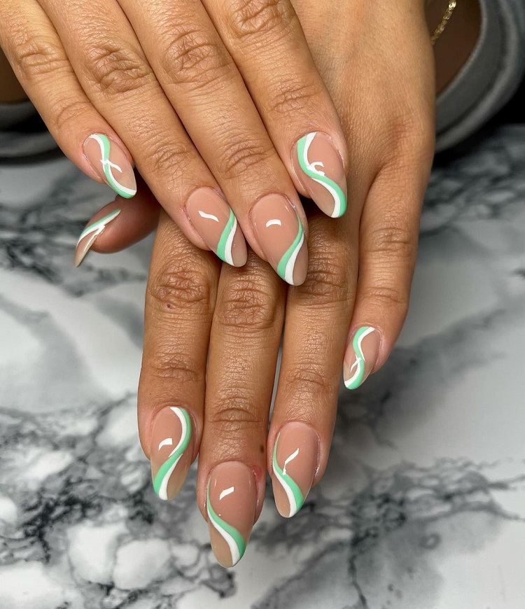 des ongles abstraits en vert menthe et blanc