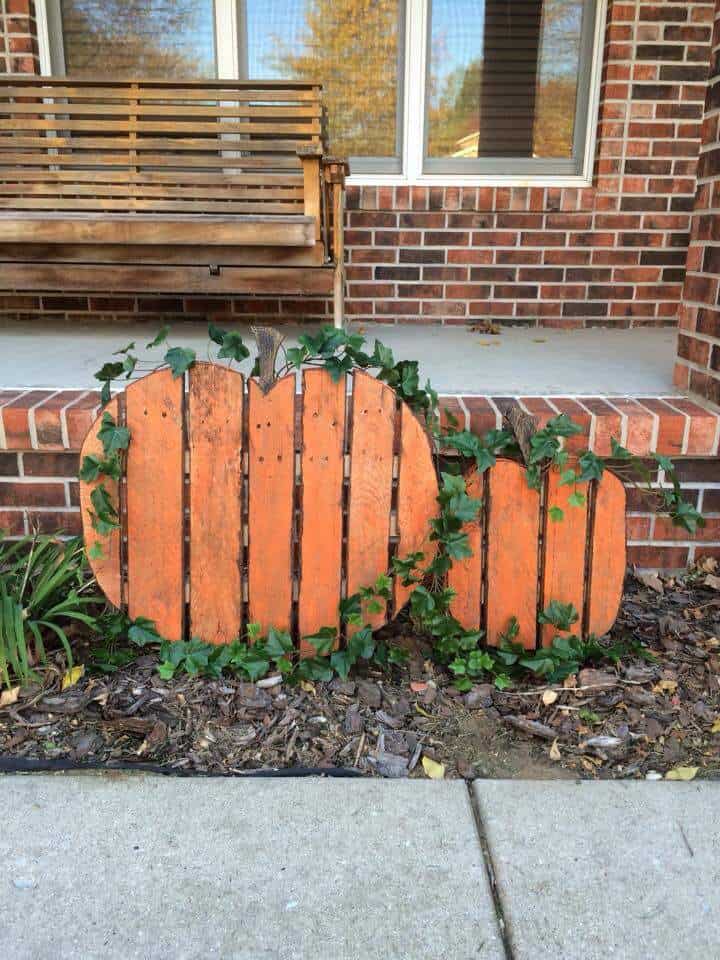 déco de jardin avec palettes de bois pour Halloween citrouilles en bois DIY