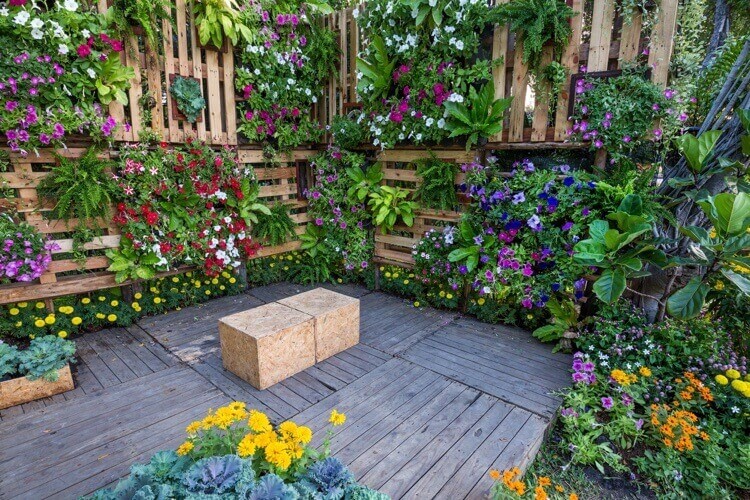 déco de jardin avec palettes jardin vertical DIY fleurs retombantes pétunias géraniums fougères