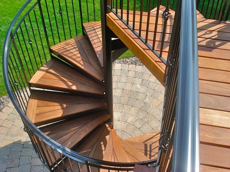 escalier extérieur en bois et fer larges marches triangulaires bois