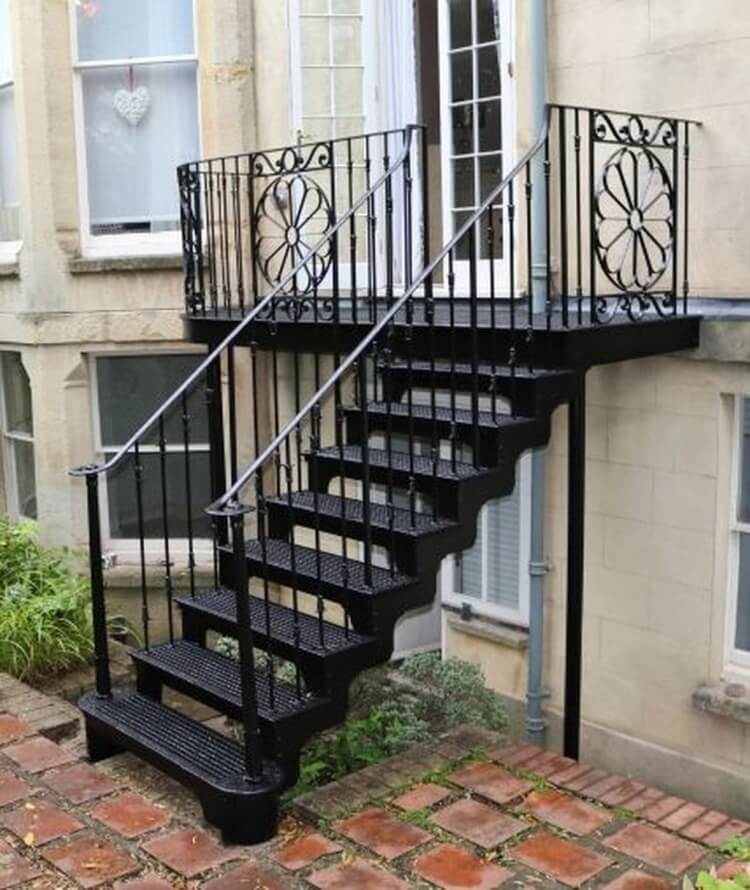 escalier extérieur en métal accéder cour fer forgé