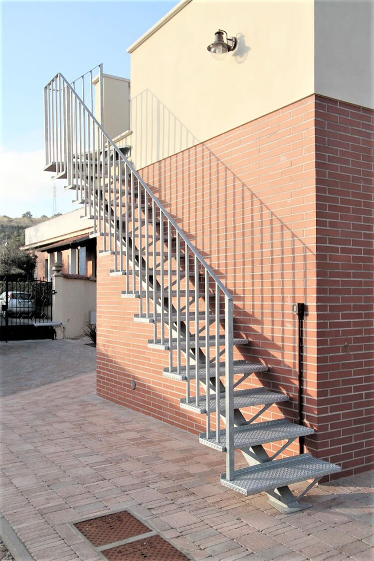 escalier extérieur en métal adhérer mur support