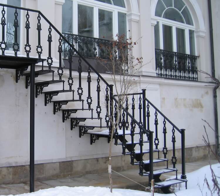escalier extérieur en métal fer forgé sécuriser hiver