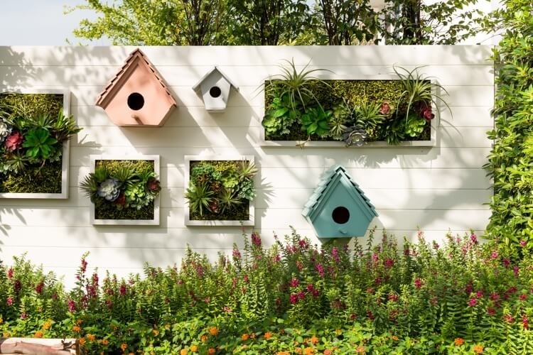 idées déco jardin avec palettes bois tableau végétal nichoir oiseaux
