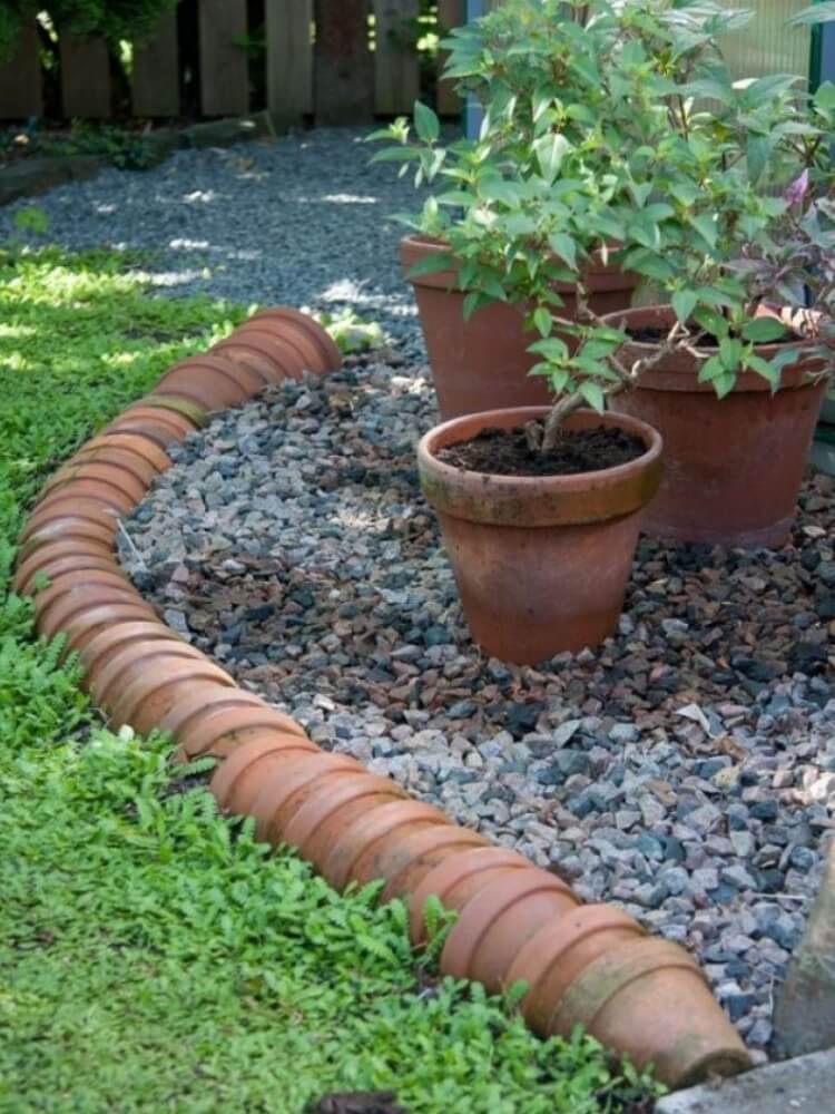 idée bordure de jardin récup pots en terre cuite