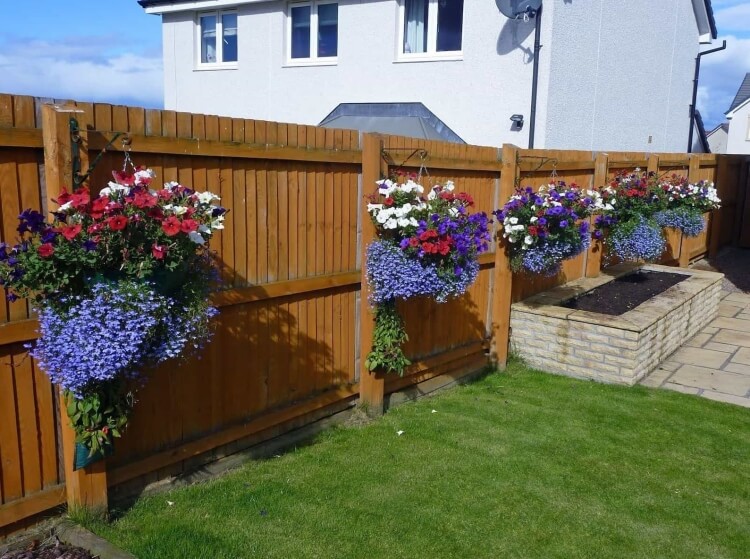 idée clôture jardin en bois avec jardinières suspendues