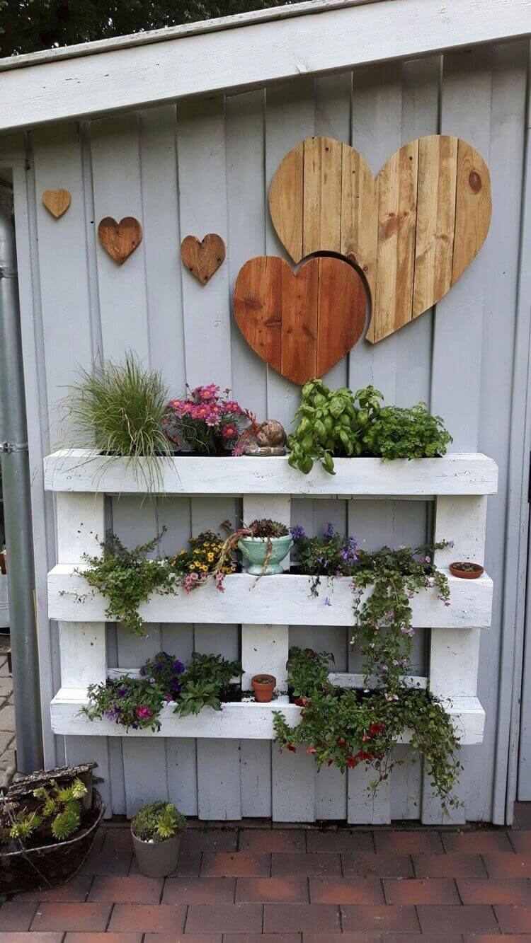 jardinière en palette murale déco de jardin avec palette de bois coeurs