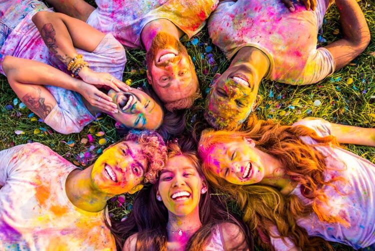 jeunes habillés Tshirts blancs poudre holi multicolore