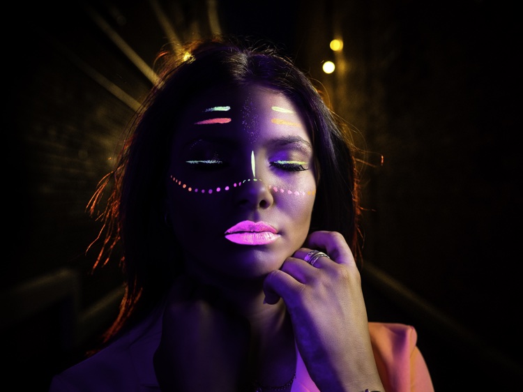maquillage fluo néon pour soirée fluo