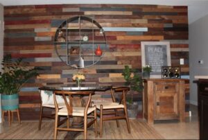 mur en bois de palette créer habillage bois couleurs variées