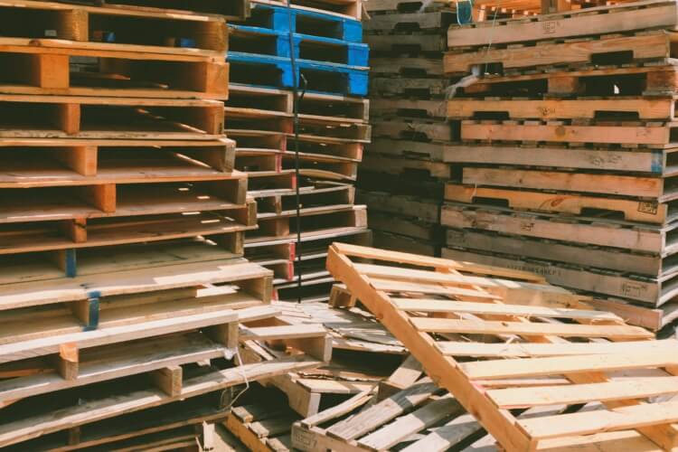 mur en bois de palette nettoyer préparer planches projets bricolage