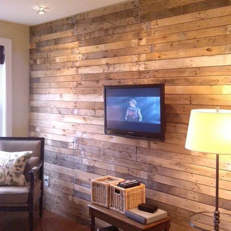 mur en bois de palette travail préalable installation