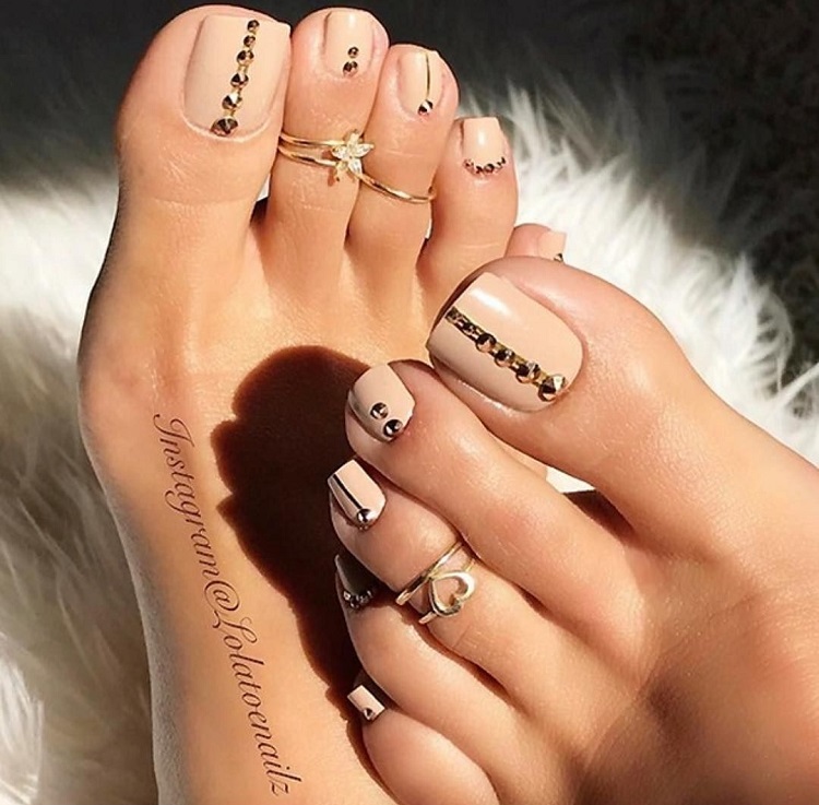 nail art ongles pieds nude déco ongles strass tendances pédicures été 2021