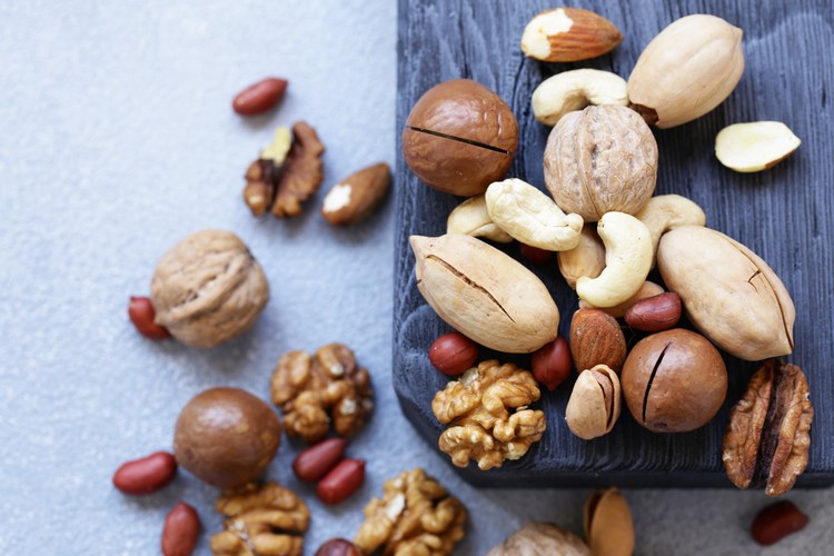 perdre du poids fruits à coque noix amandes personnes obèses surpoids régime hypocalorique étude