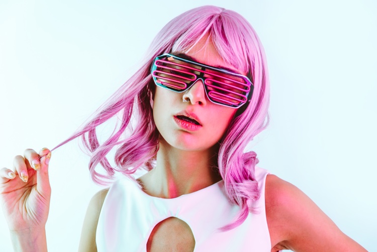 perruque rose lunettes luo led accessoires soirée fluo