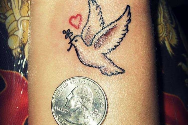 Tatouage colombe homme et femme - signification et 25 modèles