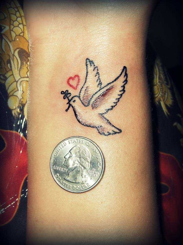 petit tatouage colombe poignet femme homme