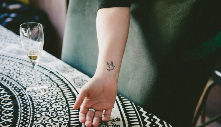 petit tatouage colombe stylisé poignet femme homme