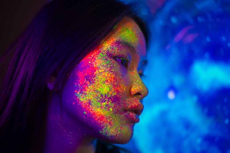 poudre néon fluorescente visage jeune femme party look soirée fluo