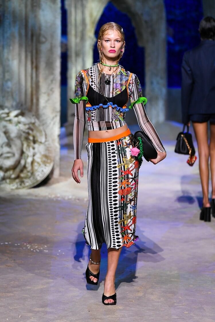 robe Versace printemps été 2021 semaine de la mode Milan