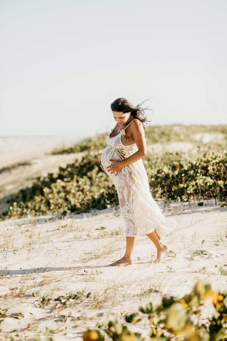 robe de mariée enceinte décontractée pour un mariage sur la plage