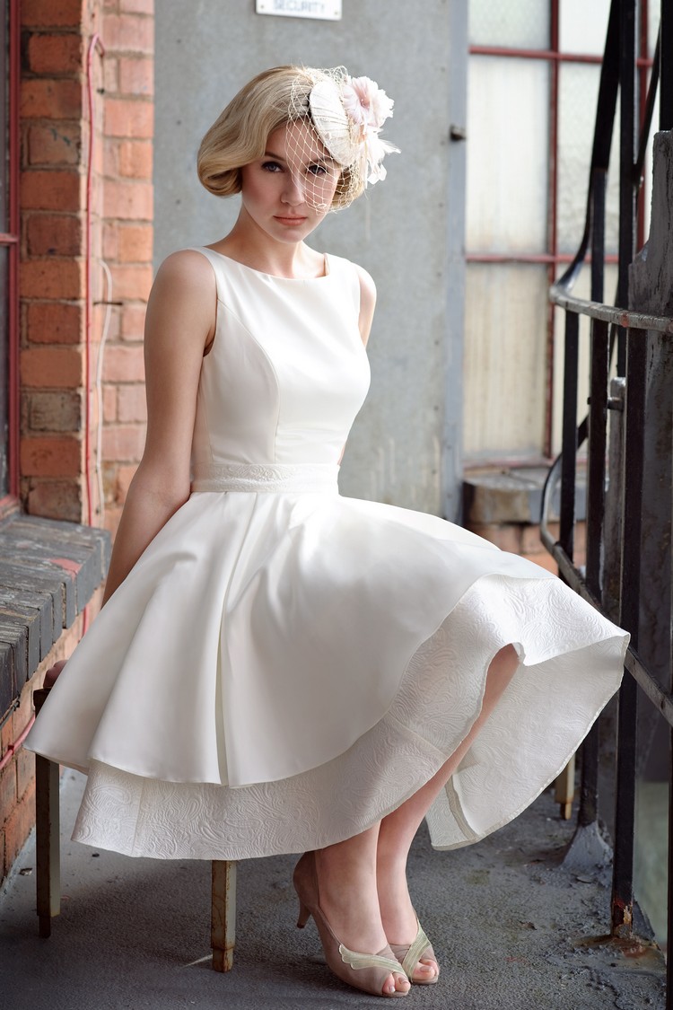 robe mariée courte coupe élégante double jupe satin soie voilette