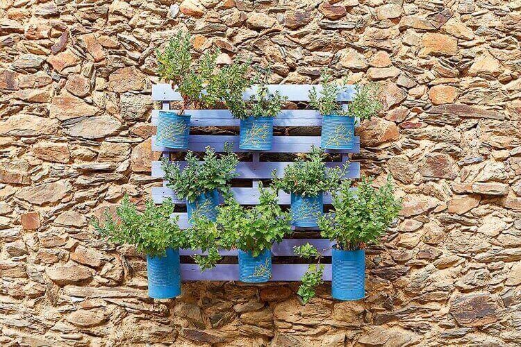 support pour plantes mural en palette de bois mur de jardin pierre