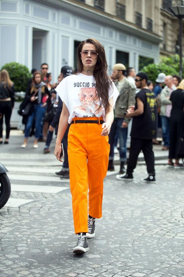t shirt oversize femme imprimé rentré dans patalon orange