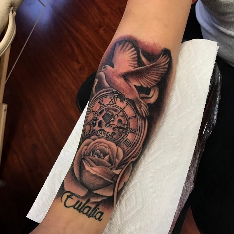 tatouage colombe avec prénom montre rose avant-bras femme