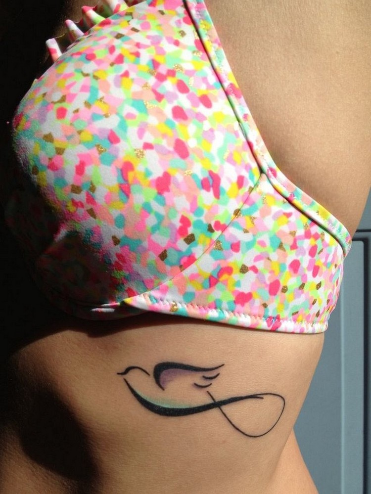 tatouage colombe femme symbole éternité sur cotes