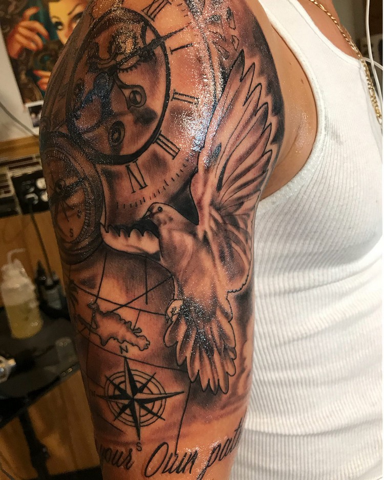 tatouage colombe horloge rose des vents épaule bras homme
