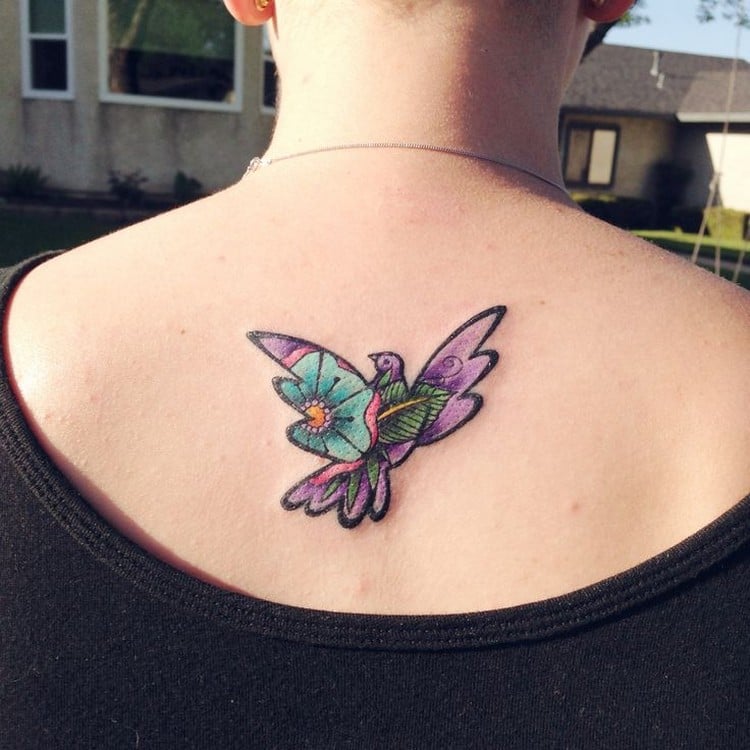 tatouage colombe remplissage coloré fleuri dos femme