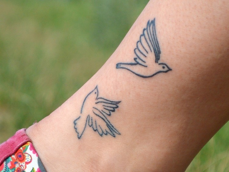 tatouage colombes simples cheville femme contours