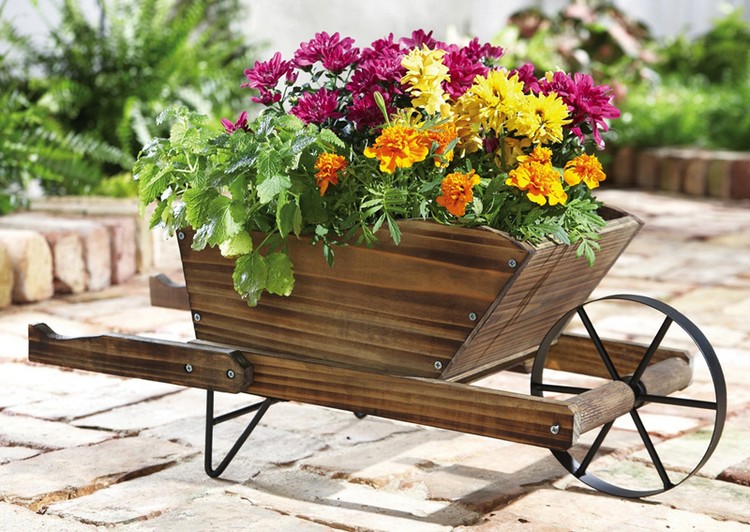 terrasse brouette de jardin décorative cache-pot plantes fleurs