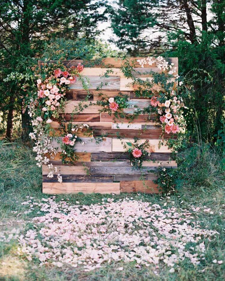 toile de fond mariage champêtre avec palettes de bois décoration fleurs fraîches
