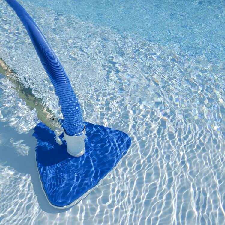 traitement eau de piscine verte passer aspirateur éliminer algues débris