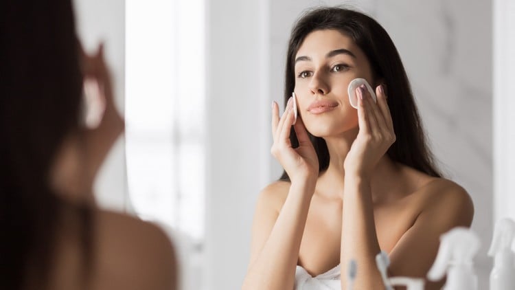 vieillissement de la peau facteurs déclencheurs avis dermatologue Ava Shamban conseils astuces