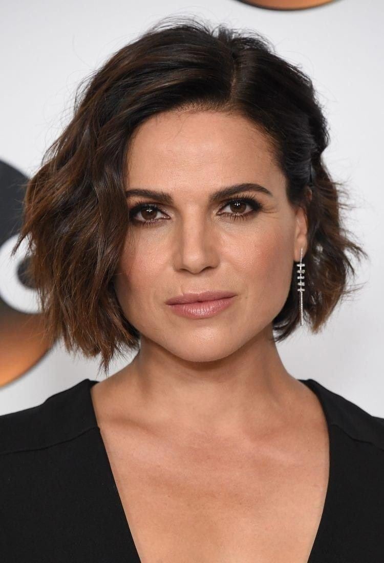 Lana Barilla square corrugated jawline parted woman 40 50 years