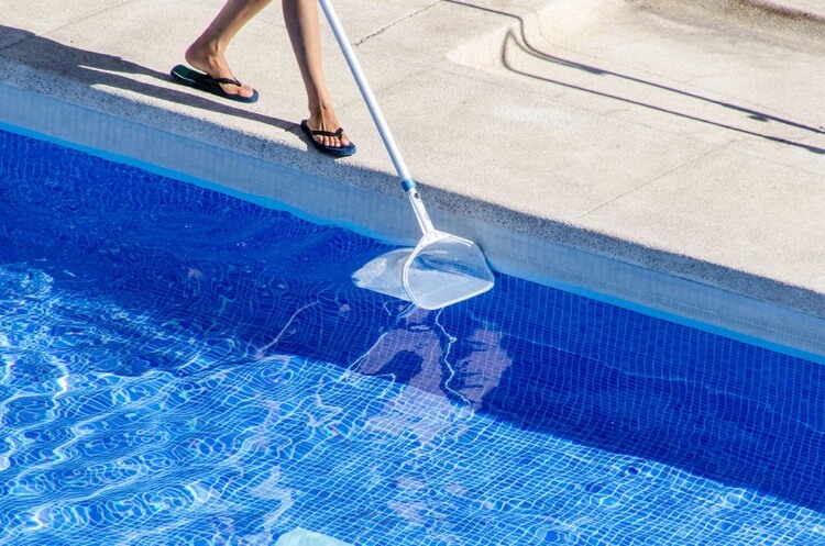 abri de piscine solution parfaite pour faciliter les nettoyages du bassin
