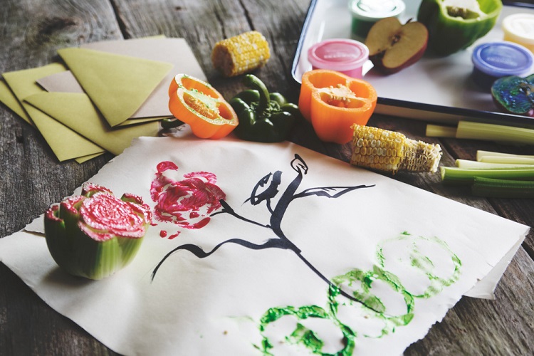 activité manuelle pour vacances d'été peinture avec des tampons légumes