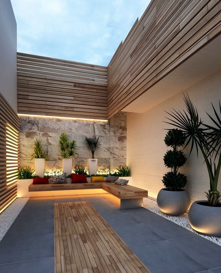 aménagement décoration petite cour intérieure banc jardinières éclairage caché